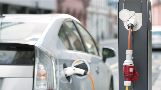 Elektriskais auto uzlādes stacijā