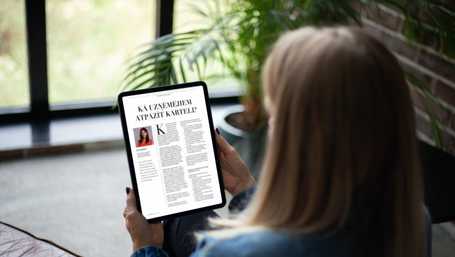 Sieviete rokās tur planšeti, kurā redzams KP gatavots raksts