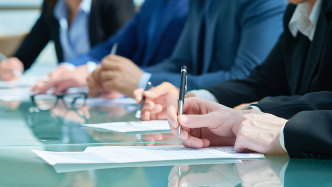 Cilvēki klausās semināru